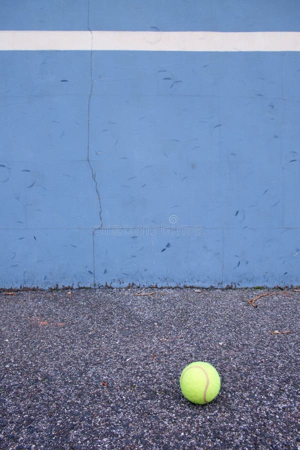 Piłka obok tenisowej szkolenie ściany Pusty stażowy tenisowy sąd