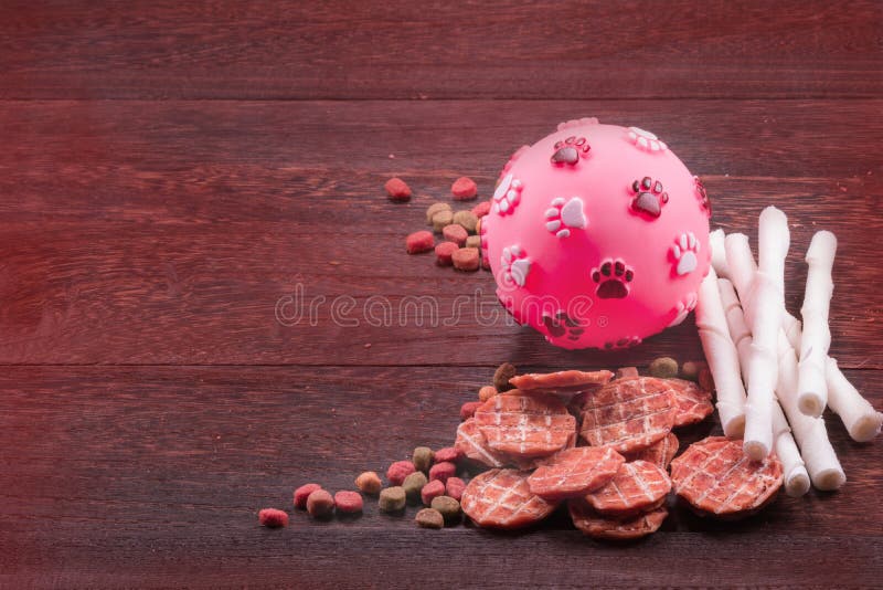 Piłki zabawka dla psa i pies przekąszamy, psi jedzenie, pies Żuć, psi ciastko fotografia royalty free Piłki zabawka dla psa i pies przekąszamy, psi jedzenie, pies Żuć, psi ciastko fotografia royalty free