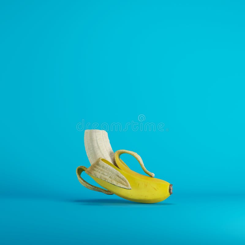Plátano Quebrado En Fondo Azul Stock de ilustración - Ilustración de  conocimiento, fruta: 143352780