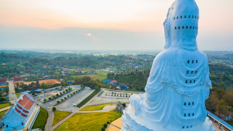 La plus grande statue de Guanyin dans Pla chinois Kang de Hyua de wat de temple en Chiang Rai au nord de la Thaïlande