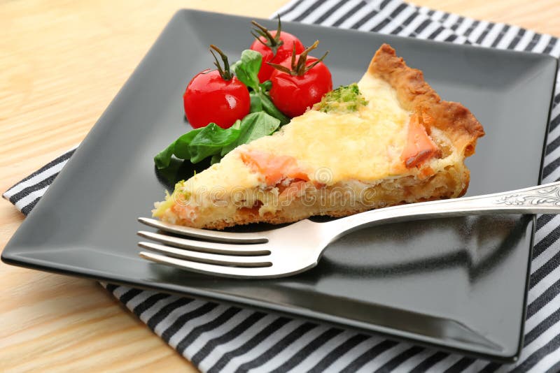 Plaat met stuk van de pastei van de zalmquiche stock foto Plaat met stuk van de pastei van de zalmquiche stock foto