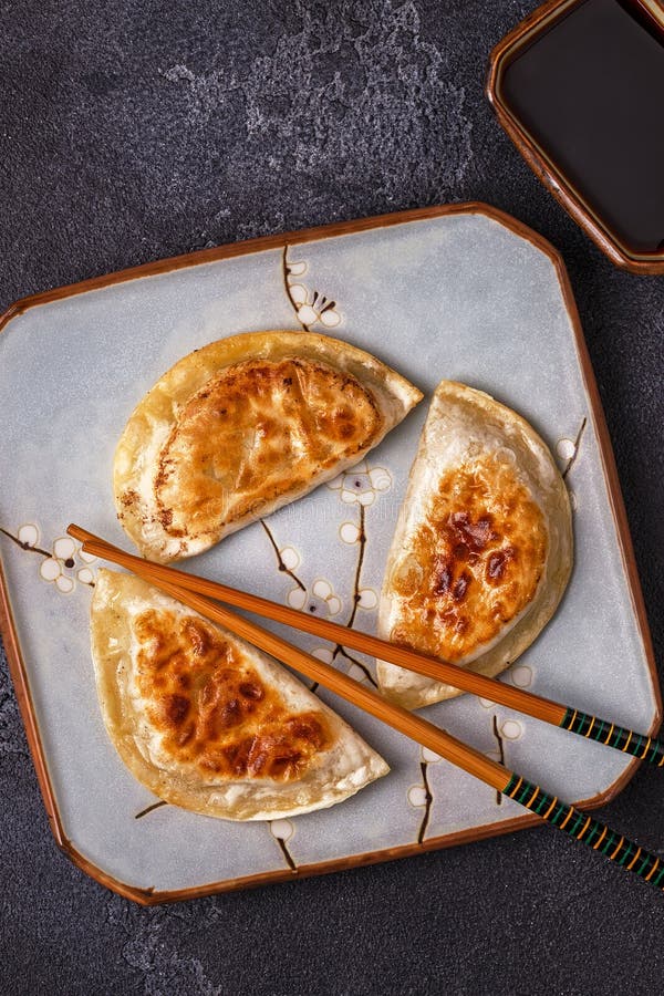Plaat van Aziatische gyoza, bollensnack royalty-vrije stock afbeeldingen Plaat van Aziatische gyoza, bollensnack royalty-vrije stock afbeeldingen