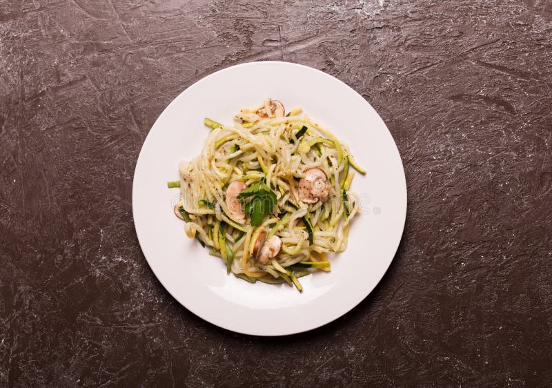 Plaat van spaghetti van courgette wordt voorbereid die De hoogste vlakke mening, legt stock foto Plaat van spaghetti van courgette wordt voorbereid die De hoogste vlakke mening, legt stock foto