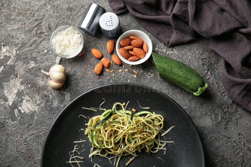 Plaat van spaghetti met courgette en pestosaus op lijst royalty-vrije stock foto's Plaat van spaghetti met courgette en pestosaus op lijst royalty-vrije stock foto's