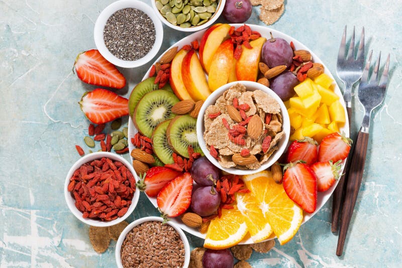 Plaat van verse seizoengebonden vruchten en superfoods op rustieke achtergrond, hoogste mening stock afbeelding Plaat van verse seizoengebonden vruchten en superfoods op rustieke achtergrond, hoogste mening stock afbeelding