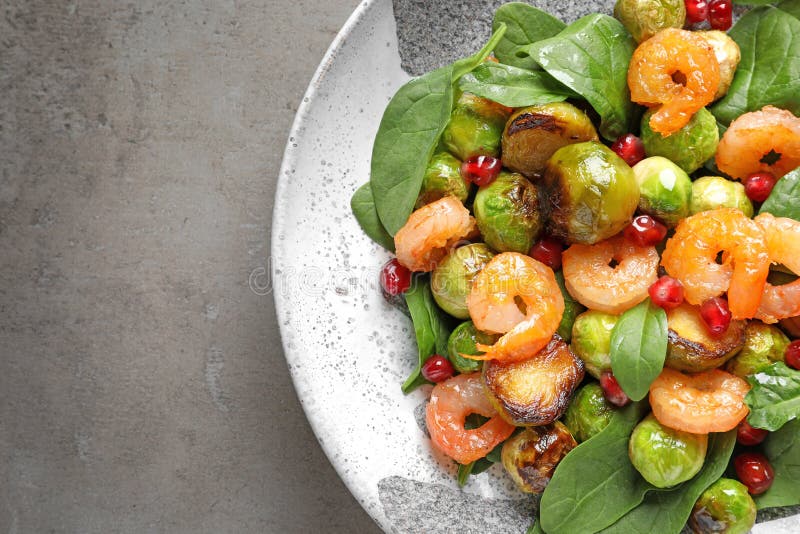 Plaat van warme salade met Spruitjes op lijst, hoogste mening Ruimte voor tekst royalty-vrije stock afbeeldingen Plaat van warme salade met Spruitjes op lijst, hoogste mening Ruimte voor tekst royalty-vrije stock afbeeldingen
