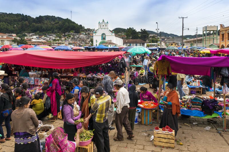 Plaatselijke bevolking in een straatmarkt in de stad van San Juan Chamula, Chiapas, Mexico royalty-vrije stock foto's Plaatselijke bevolking in een straatmarkt in de stad van San Juan Chamula, Chiapas, Mexico royalty-vrije stock foto's