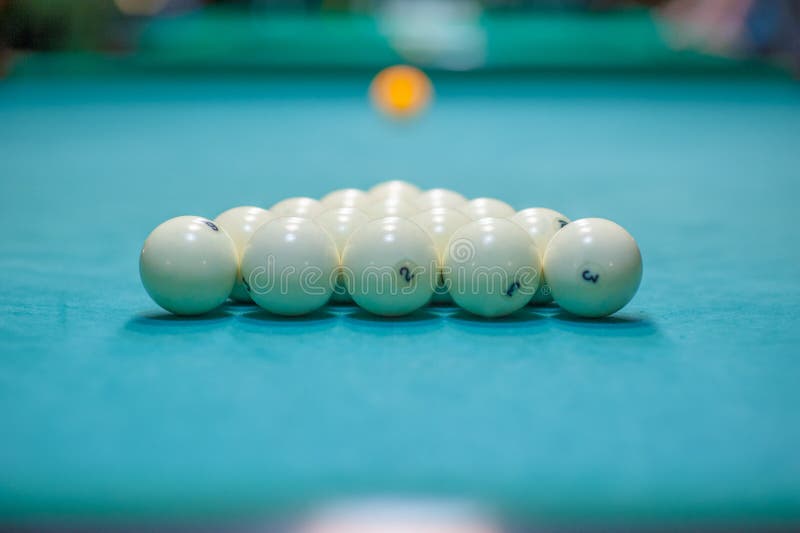 Plaatsing van ballen op een biljartlijst, voorbereiding voor een staking Biljartclub royalty-vrije stock foto's Plaatsing van ballen op een biljartlijst, voorbereiding voor een staking Biljartclub royalty-vrije stock foto's