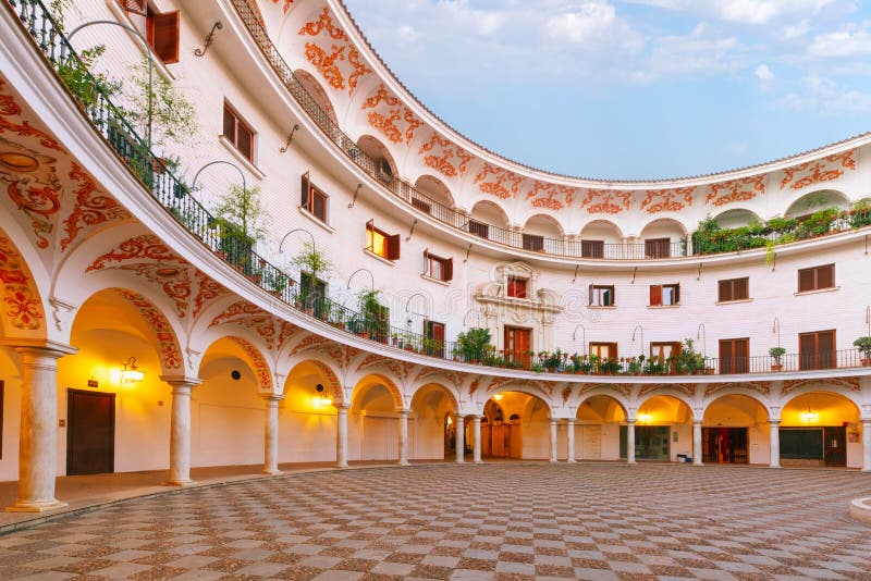 Plac Del Cabildo w ranku, Seville, Hiszpania zdjęcia royalty free Plac Del Cabildo w ranku, Seville, Hiszpania zdjęcia royalty free