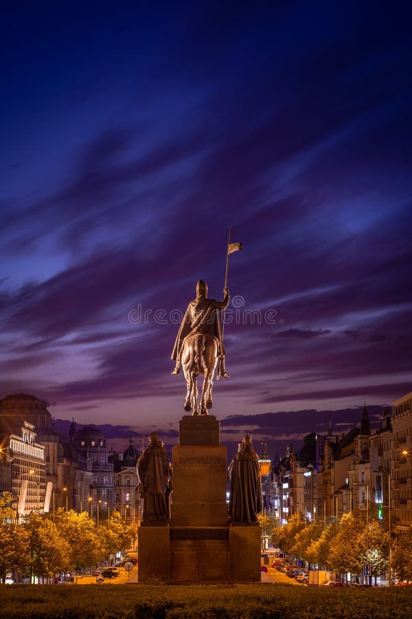 Plac wenceslas z rzeźbą jeździecką świętego vlava przed muzeum narodowym w nocy w prague republika czeska fotografia royalty free
