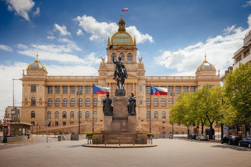 Plac wenceslas z rzeźbą jeździecką świętego vlava przed muzeum narodowym w prague czeska czechia obraz royalty free