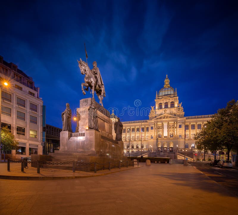 Plac wenceslas z rzeźbą świętego vlava przed muzeum narodowym w nocy w prague czeska republika obraz royalty free
