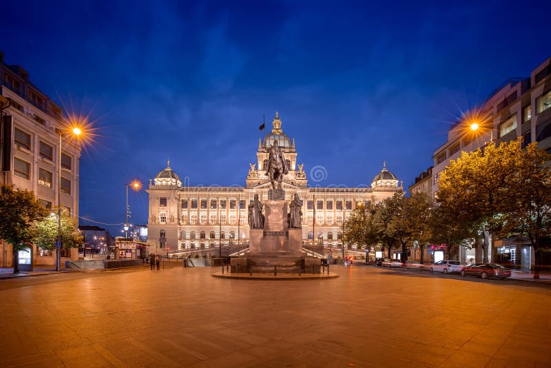 Plac wenceslas z rzeźbą świętego vlava przed muzeum narodowym w nocy w prague czeska republika fotografia royalty free
