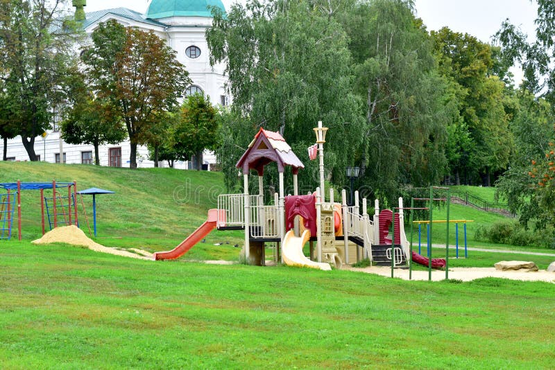 Zabawy Dla Dzieci W Parku Plac Zabaw Dla Dzieci W Parku Dla Zabawy. Zdjęcie Stock - Obraz