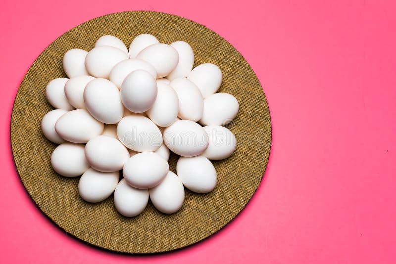 Placa agradable de los huevos de Pascua incoloros con el backg rosado del color en colores pastel imágenes de archivo libres de regalías Placa agradable de los huevos de Pascua incoloros con el backg rosado del color en colores pastel imágenes de archivo libres de regalías