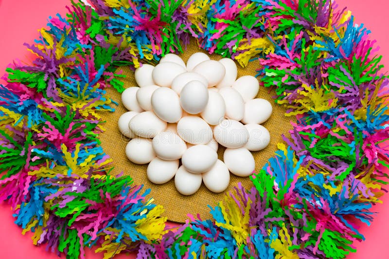 Placa agradable de los huevos de Pascua incoloros con el fondo del color en colores pastel imágenes de archivo libres de regalías Placa agradable de los huevos de Pascua incoloros con el fondo del color en colores pastel imágenes de archivo libres de regalías