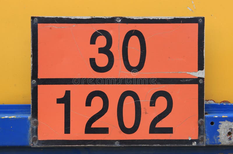 Placa anaranjada con número de identificación del peligro imágenes de archivo libres de regalías Placa anaranjada con número de identificación del peligro imágenes de archivo libres de regalías