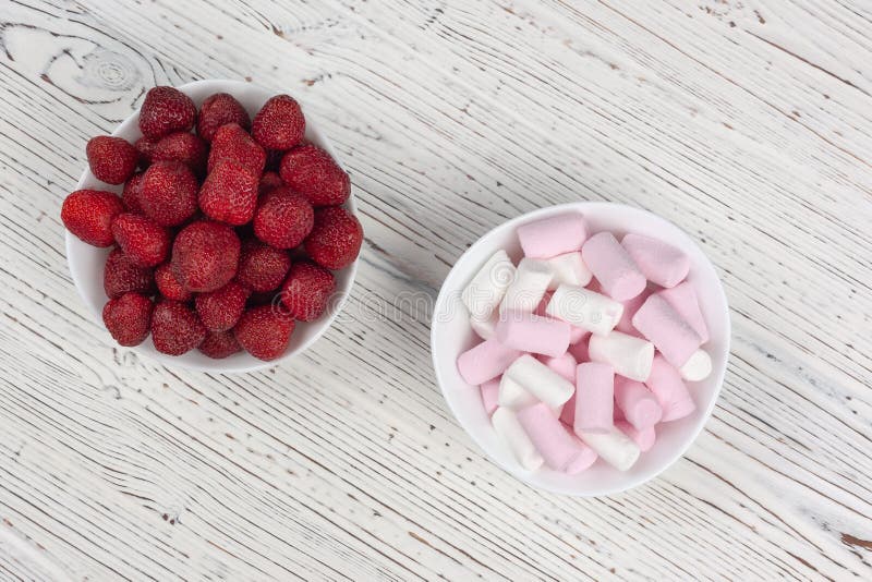 Uma Xícara De Café E Marshmallows Com As Morangos Frescas Em Espetos Foto  de Stock - Imagem de sobremesa, quente: 72783746