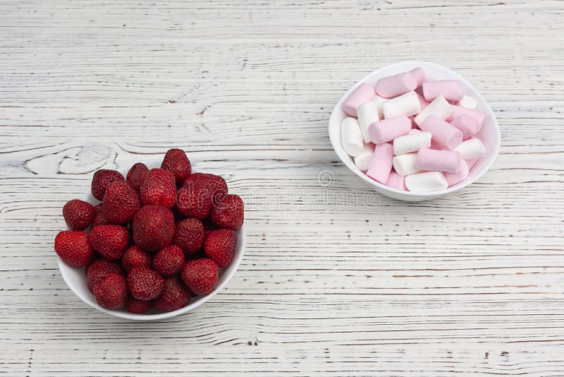 Uma Xícara De Café E Marshmallows Com As Morangos Frescas No Espeto Imagem  de Stock - Imagem de delicioso, fundo: 72783747