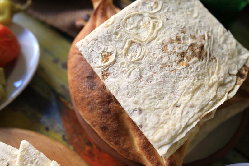 Placa com pão armênio foto de stock royalty free