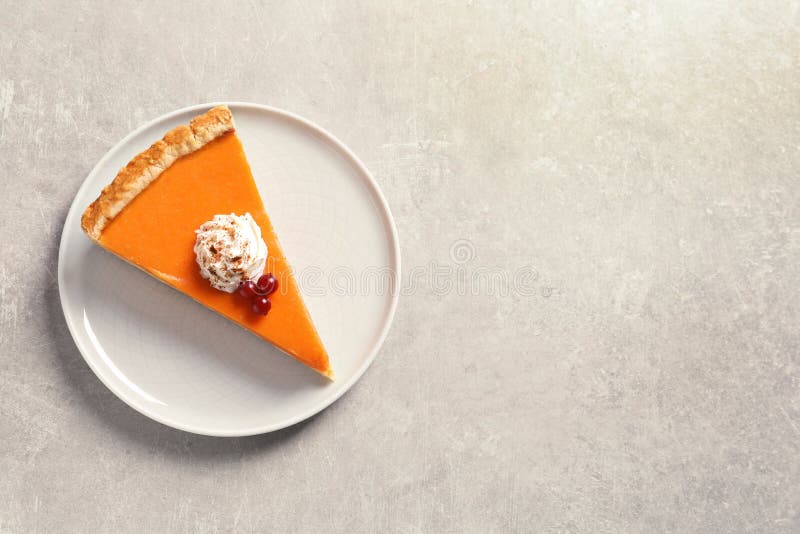 Placa con el pedazo de pastel de calabaza hecho en casa delicioso fresco en el fondo gris, visión superior imagen de archivo Placa con el pedazo de pastel de calabaza hecho en casa delicioso fresco en el fondo gris, visión superior imagen de archivo
