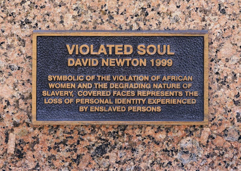 Placa de informação para 'Alma Violada' por David Newton no Memorial do Cemitério do Freedman em Dallas, Texas fotografia de stock royalty free Placa de informação para 'Alma Violada' por David Newton no Memorial do Cemitério do Freedman em Dallas, Texas fotografia de stock royalty free