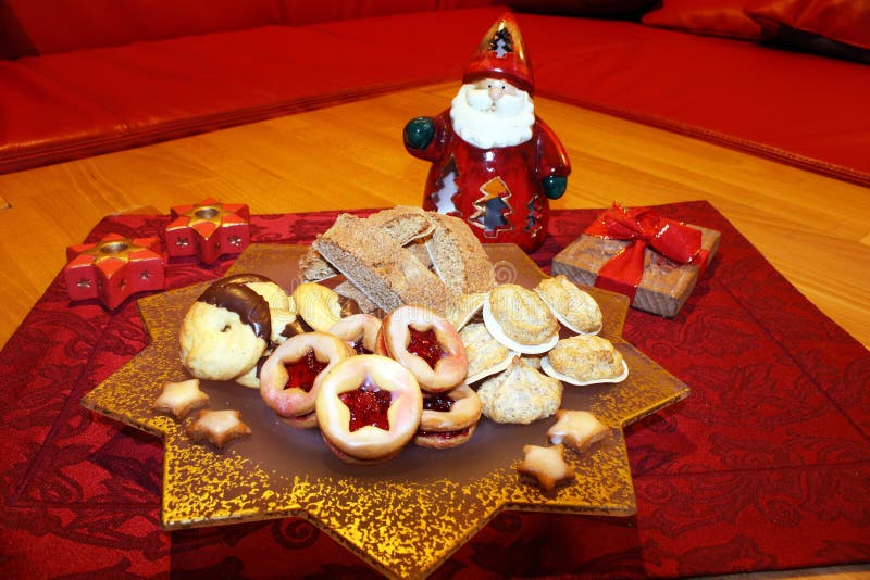 Placa de la galleta con Hildabroetchen, giro vienés, los macarrones y el pan de jengibre imagenes de archivo Placa de la galleta con Hildabroetchen, giro vienés, los macarrones y el pan de jengibre imagenes de archivo