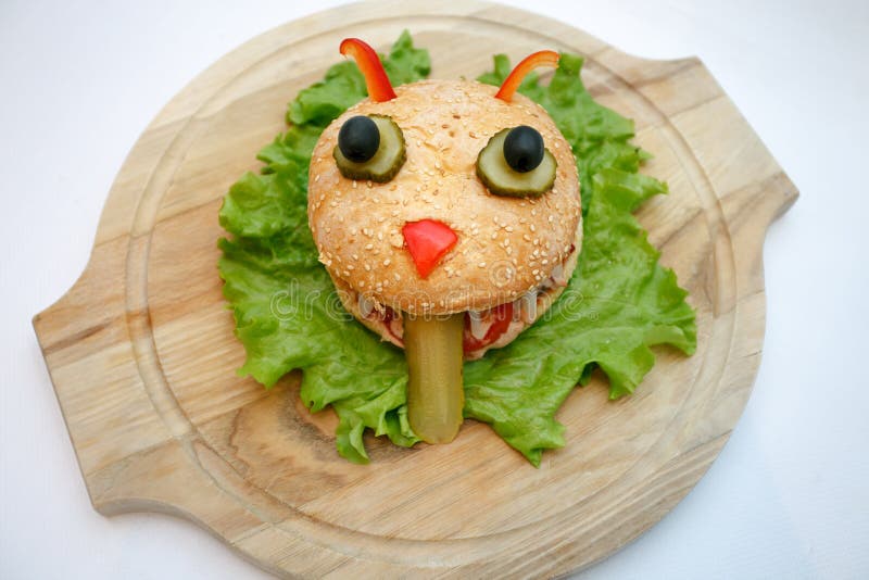 Placa de madeira do íon dos monstro do hamburguer de Dia das Bruxas, alimento para o partido das crianças foto de stock Placa de madeira do íon dos monstro do hamburguer de Dia das Bruxas, alimento para o partido das crianças foto de stock