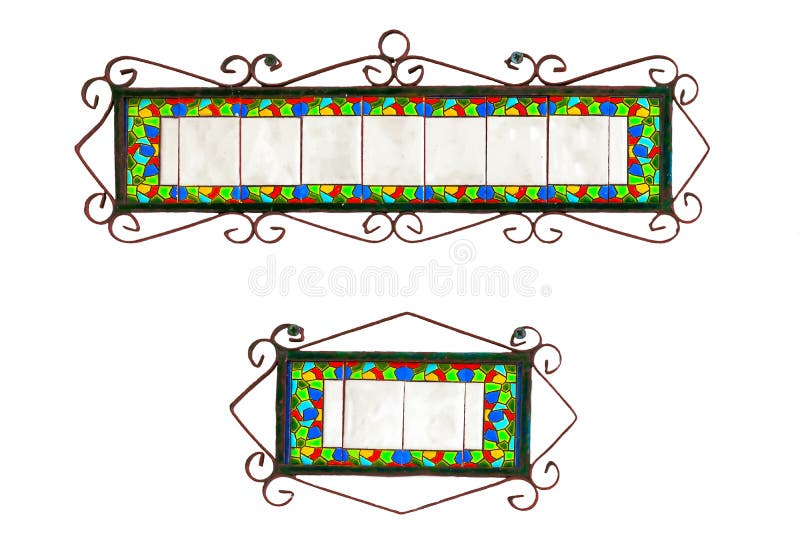 Placa de metal decorativa velha com uma decoração do mosaico para o nome e o número da casa de família isolados no fundo branco imagens de stock royalty free Placa de metal decorativa velha com uma decoração do mosaico para o nome e o número da casa de família isolados no fundo branco imagens de stock royalty free