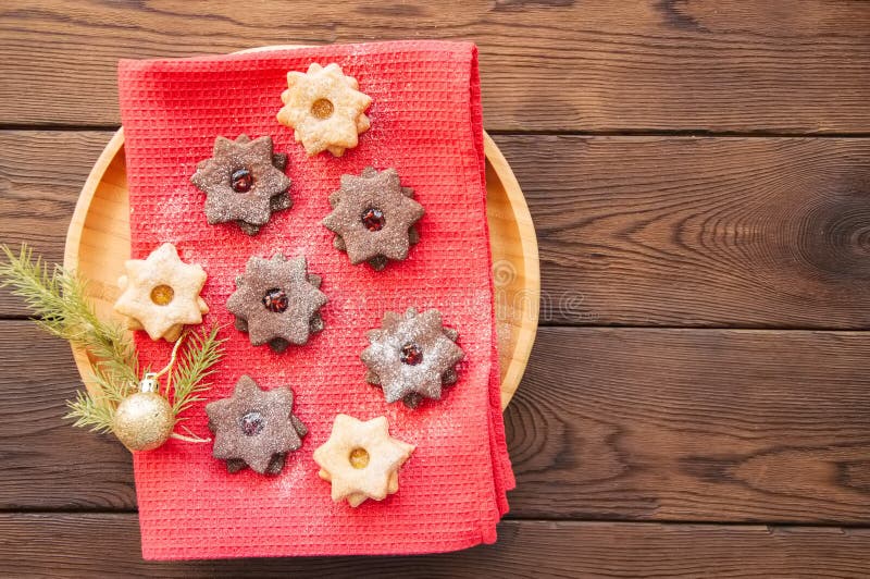 A placa do linzer do chocolate e da baunilha star cookies com raspberr imagens de stock royalty free A placa do linzer do chocolate e da baunilha star cookies com raspberr imagens de stock royalty free