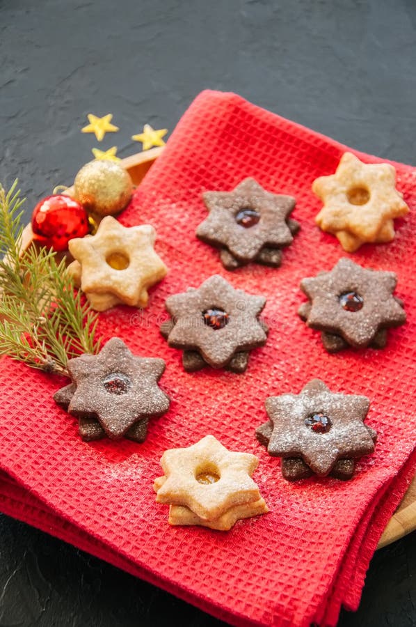 A placa do linzer do chocolate e da baunilha star cookies com raspberr imagem de stock royalty free A placa do linzer do chocolate e da baunilha star cookies com raspberr imagem de stock royalty free