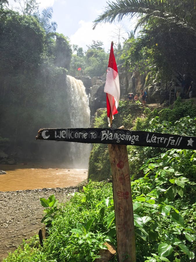 Placa do sinal na cachoeira de Tegenungan na ilha Indonésia de Bali imagens de stock Placa do sinal na cachoeira de Tegenungan na ilha Indonésia de Bali imagens de stock