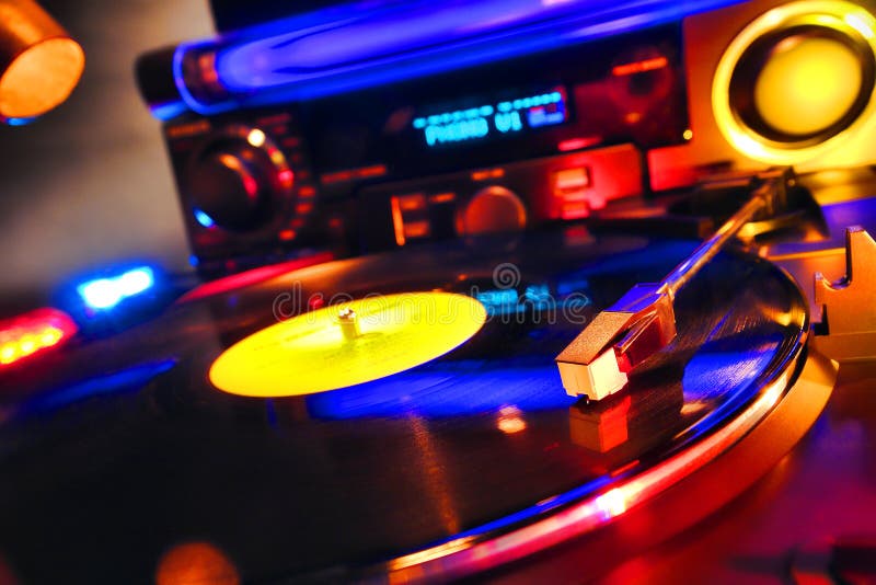 Placa giratoria de DJ que juega el expediente de vinilo en club de danza fotografía de archivo libre de regalías