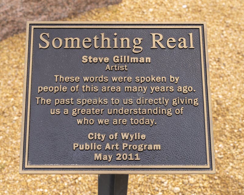 Placa informativa para algo real do artista steve gillman em frente ao complexo municipal da cidade de wylie texas.