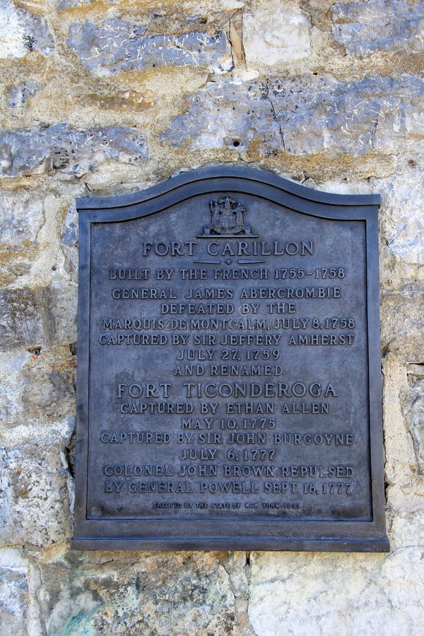 Placa que explica la historia del carillón del fuerte, Ticonderoga Nueva York, 2014 imágenes de archivo libres de regalías Placa que explica la historia del carillón del fuerte, Ticonderoga Nueva York, 2014 imágenes de archivo libres de regalías