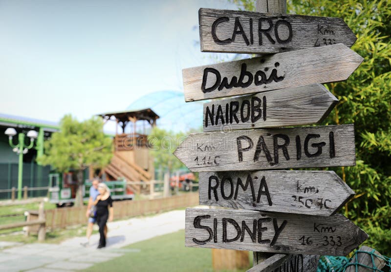 Placas de calle en el parque natural que indica direcciones a diversos lugares del mundo Al caminar para dos personas del fondo fotos de archivo Placas de calle en el parque natural que indica direcciones a diversos lugares del mundo Al caminar para dos personas del fondo fotos de archivo