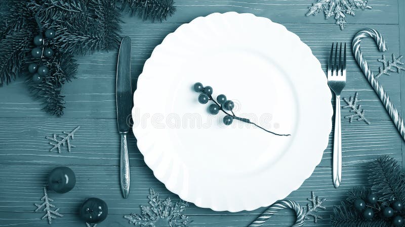 Placas e pratos para a tabela do Natal Ajuste festivo da tabela fotos de stock Placas e pratos para a tabela do Natal Ajuste festivo da tabela fotos de stock