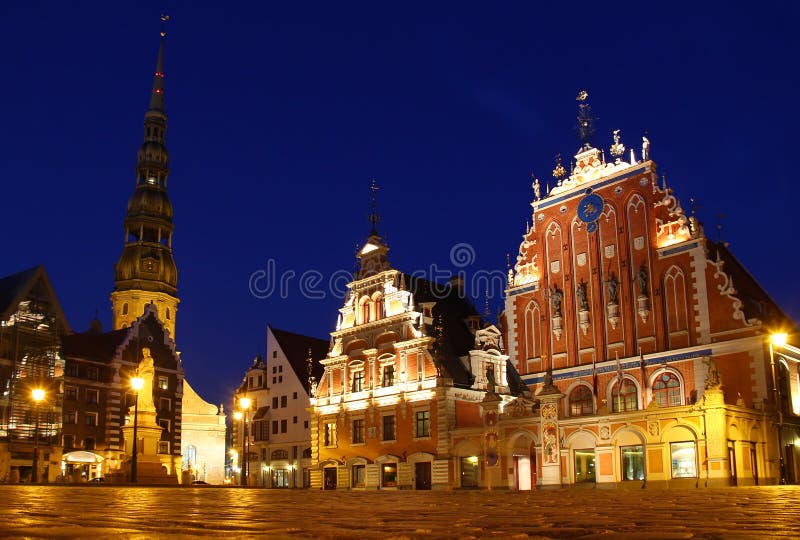 Place d'hôtel de ville la nuit, Riga, Lettonie photo stock Place d'hôtel de ville la nuit, Riga, Lettonie photo stock