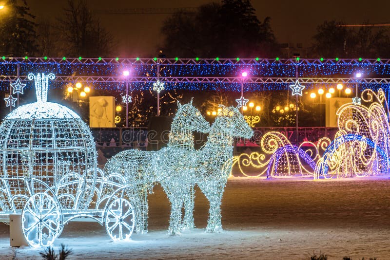 Place de cathédrale du ` s de nouvelle année avec des décorations de Noël dans la ville de Belgorod Chevaux d'illumination de LED