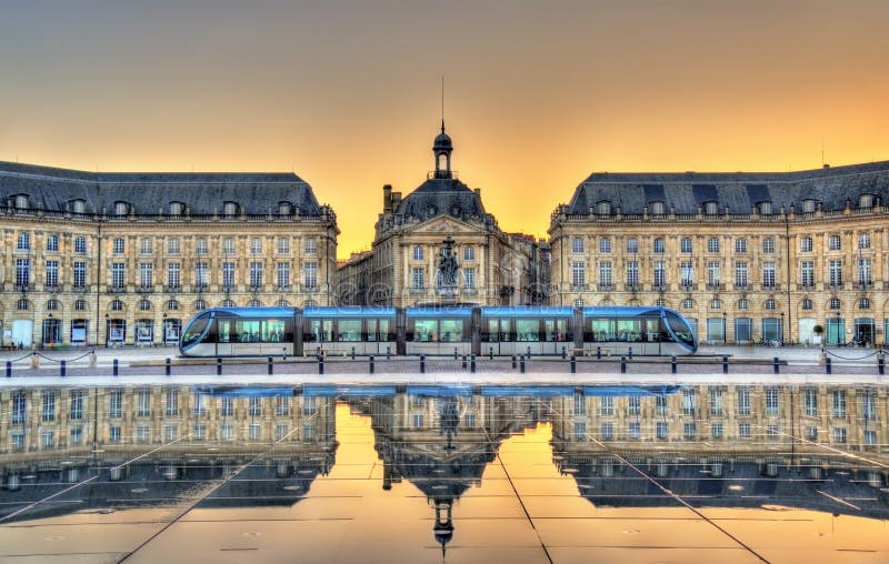 Place de la Bourse que refleja del espejo del agua en Burdeos, Francia foto de archivo
