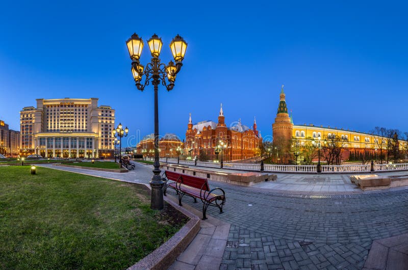 Place de Manege et Moscou Kremlin le soir, Moscou