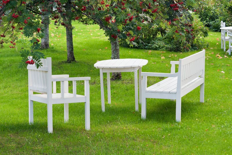 Place de repos dans le jardin images stock
