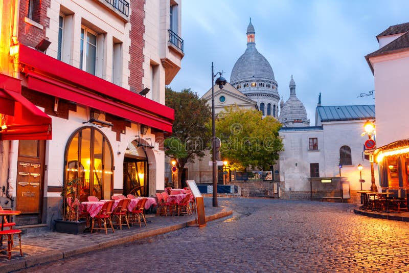 Miesto tabuľky z kaviareň a v ráno, štvrťrok v paríž, francúzsko.