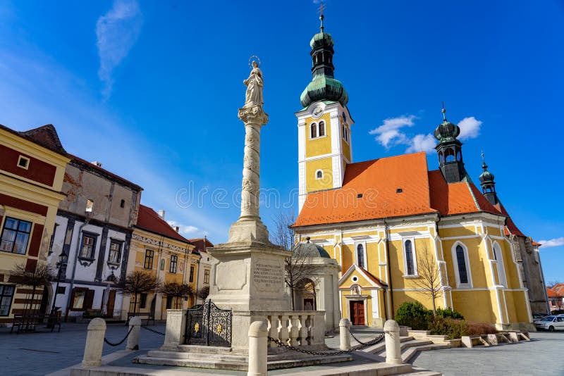 Place jurisics dans le beau koszeg historique Hongrie à la statue et st.. L'église emericrsquo s