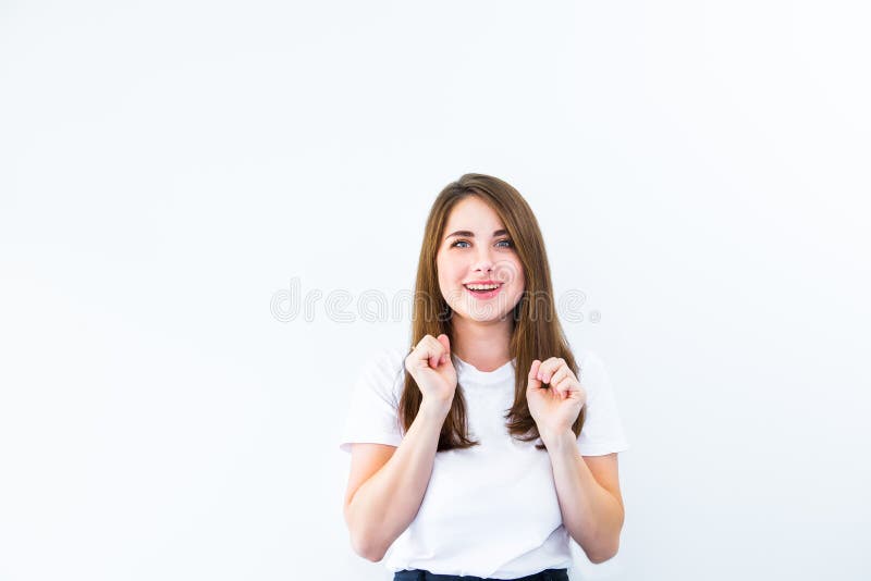 placer Retrato delantero de medio cuerpo femenino hermoso aislado en el fondo blanco del estudio Joven, emocional, sonriendo, wom fotografía de archivo libre de regalías placer Retrato delantero de medio cuerpo femenino hermoso aislado en el fondo blanco del estudio Joven, emocional, sonriendo, wom fotografía de archivo libre de regalías