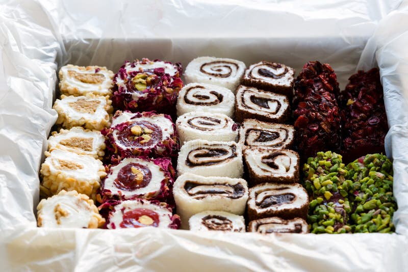 Placer turco con las hojas de las nueces, de los pistachos, del coco, del chocolate y de la rosa en la caja Lokum de Rahat, dulce foto de archivo libre de regalías Placer turco con las hojas de las nueces, de los pistachos, del coco, del chocolate y de la rosa en la caja Lokum de Rahat, dulce foto de archivo libre de regalías