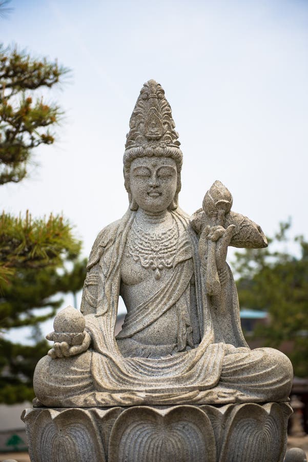 Placerad Buddhastaty på templet i Tokyo royaltyfri foto Placerad Buddhastaty på templet i Tokyo royaltyfri foto