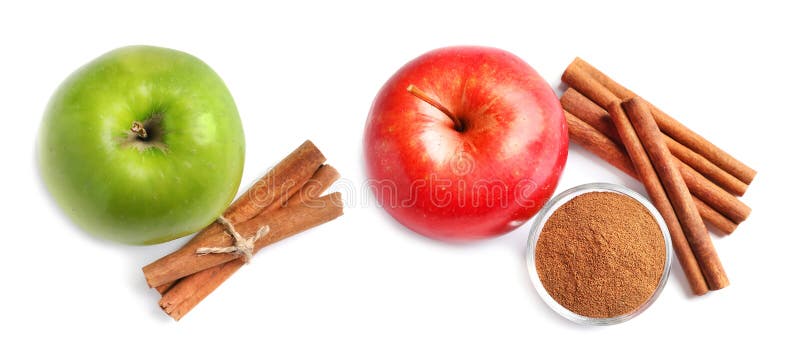 Placez avec de la cannelle aromatique et les pommes fraîches sur le fond blanc images stock Placez avec de la cannelle aromatique et les pommes fraîches sur le fond blanc images stock