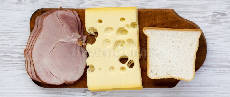 Placez des ingrédients pour faire le sandwich : pain, fromage et lard de pain grillé sur la surface en bois blanche closeup photos libres de droits Placez des ingrédients pour faire le sandwich : pain, fromage et lard de pain grillé sur la surface en bois blanche closeup photos libres de droits