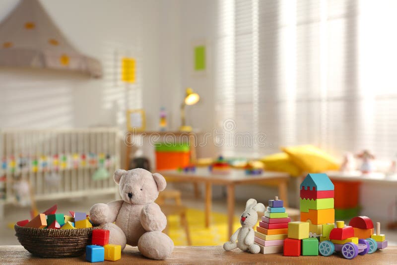 Blocs De Jouets En Bois Sur Une Table En Bois Dans La Chambre Des